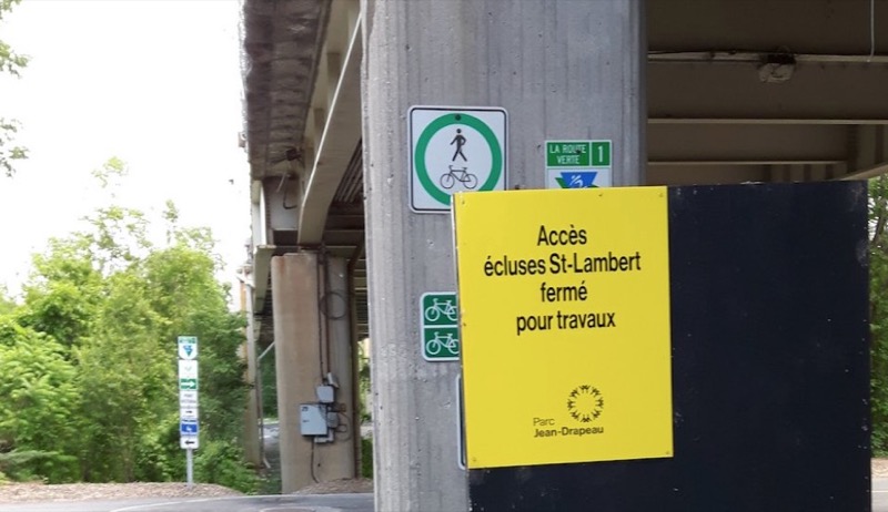 Affiche Accès écluses Saint-Lambert fermé pour travaux, prise au Parc Jean Drapeau, juin 2020
