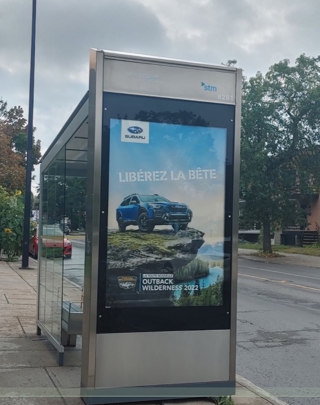 Publicité de VUS sur un abri-bus´